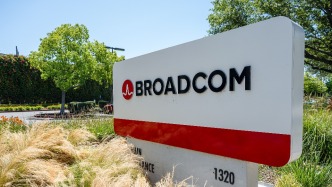 博通再获Meta芯片大单，CEO陈福阳卸任Meta董事转为顾问