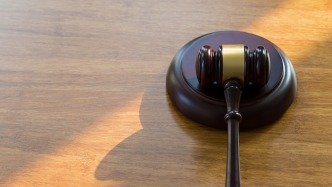 虽自首但罪行极其严重，男子持长矛杀害邻居一审被判死刑