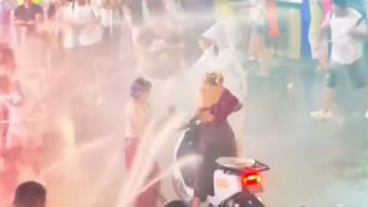 兩女子潑水節(jié)上被多人用高壓水槍噴射，西雙版納文旅局回應(yīng)