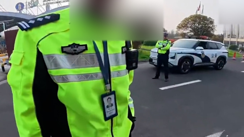 交警拦下上高速的摩托车：张雪机车给你打鸡血了？张雪回应