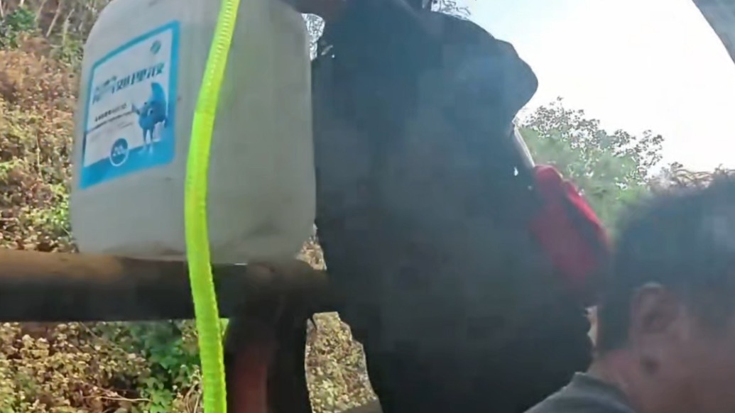 “出門在外能幫就幫！”摩友發(fā)現(xiàn)貨車冒煙，拎著滅火器沖了上去