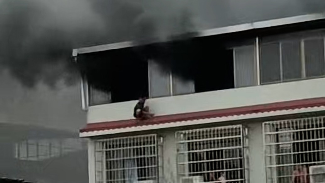 柳州一自建房起火住户躲4楼窗檐避险，不慎坠落受伤已送医