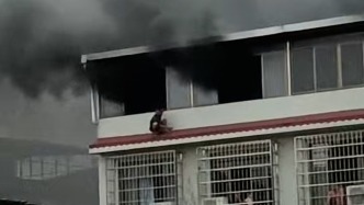 柳州一自建房起火住戶躲4樓窗檐避險，不慎墜落受傷已送醫(yī)