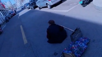 送餐途中遇老人摔倒，外賣小哥折返守護婉拒謝禮