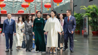 彭麗媛同越共中央總書記、國家主席夫人吳芳璃參觀中國國家大劇院