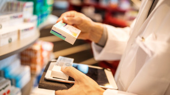 定点药店公开比价、不得存在阴阳价格，多部门详解药价新规