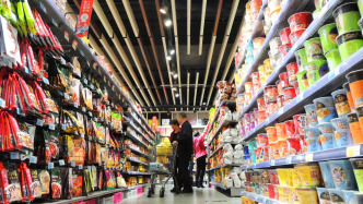 国家统计局：一季度社会消费品零售总额127695亿元，同比增长2.4%