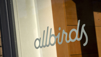 不卖鞋跨界AI领域！鞋履潮牌Allbirds股价暴涨近六倍