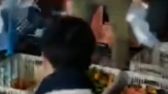 水果攤主給學(xué)生免費(fèi)送柑橘：雨天不好賣(mài)，送他們解解渴