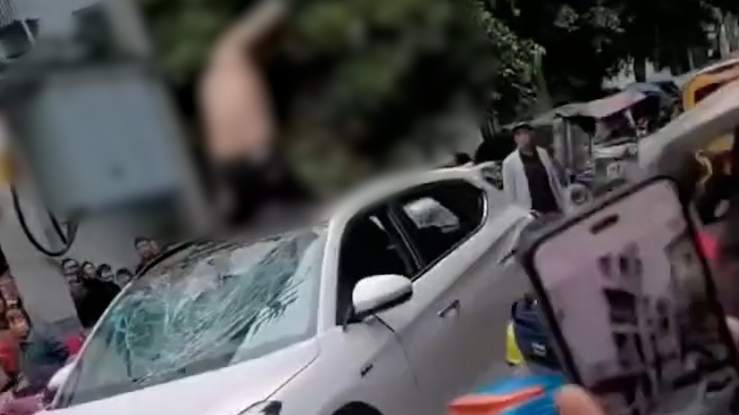 四川阆中警方：摩托车车主不满小轿车驶入拥挤路段，打砸车辆已被刑拘