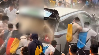 云南景洪潑水節(jié)期間，一輛汽車被強(qiáng)拉開車門潑水，致車內(nèi)冒煙