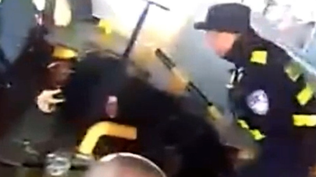 救完这个救那个！民警连续救助2名醉酒男子，竟还是同一酒桌出来的