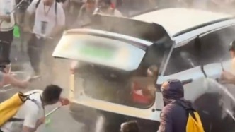 西雙版納潑水節(jié)一汽車被強(qiáng)拉開車門噴水，警方回應(yīng)正核實