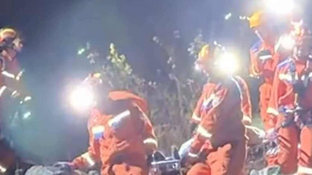 攀岩爱好者在攀岩时被困绝壁，玉溪消防鏖战近6小时完成救援