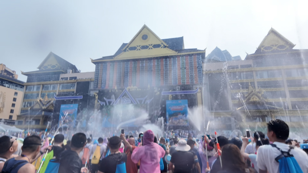 西双版纳开启泼水节狂欢盛宴，外国游客感叹“不可思议”