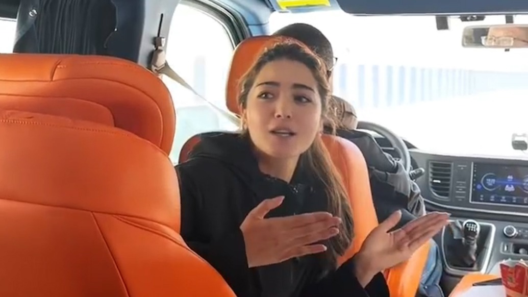 一句“不是打穿天山容易，而是天山那头有人民”令人泪目，对话为台湾旅行团介绍天山胜利隧道的新疆导游