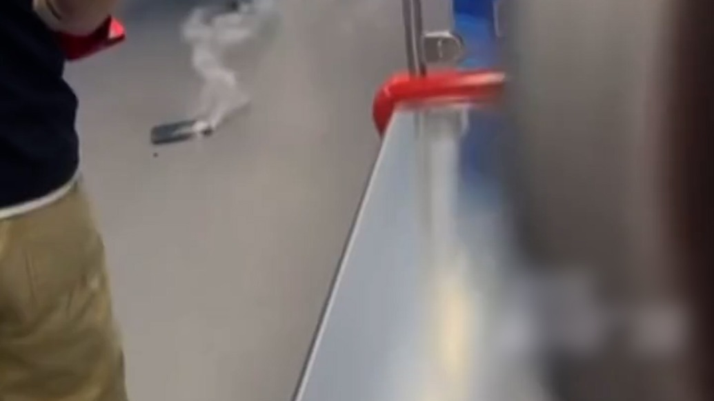 地铁车厢内一乘客手机冒烟，厦门地铁：乘客与工作人员共同处置，无人受伤