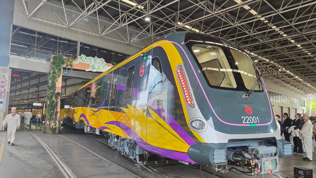 上海地铁22号线（崇明线）首列车下线，设计时速120公里