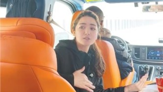 人民日報(bào)：“天山那頭有人民”，新疆導(dǎo)游迪麗努爾帶游客追尋“詩和遠(yuǎn)方”