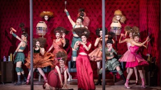 阿里斯托芬的滬上重生：一場(chǎng)狂歡如何刺穿戰(zhàn)爭(zhēng)與和平的迷思