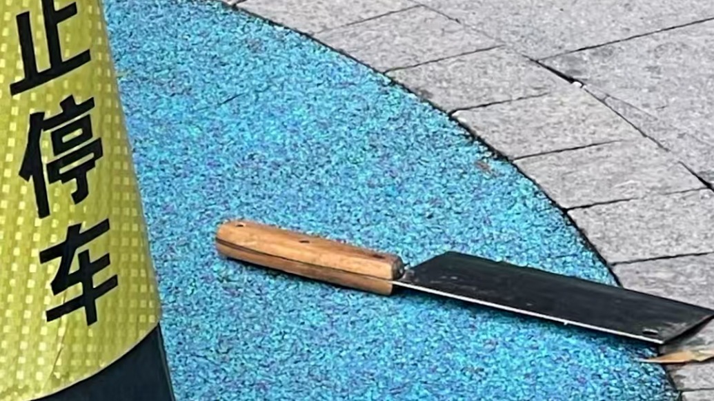 成都一小区菜刀高空坠落儿童游乐区，警方介入调查