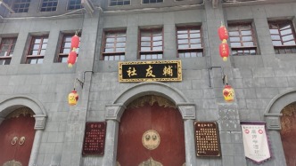 汉中一文保私宅陷维修僵局：墙体开裂靠钢管支撑，房主自购材料却没权修
