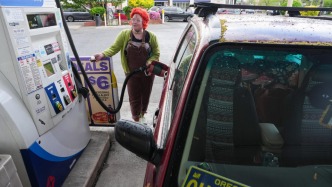 特朗普為中期選舉助選稱(chēng)每個(gè)人“口袋里都多了錢(qián)”，但樣樣?xùn)|西都在漲價(jià)