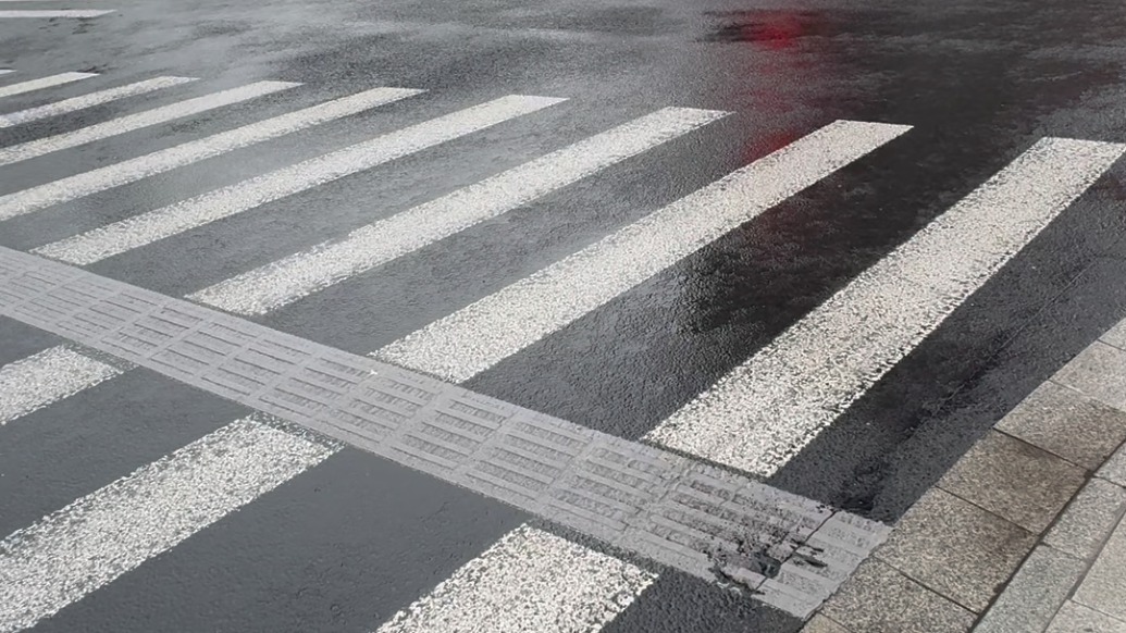 斑马线上铺设了盲道，市民怎么看？