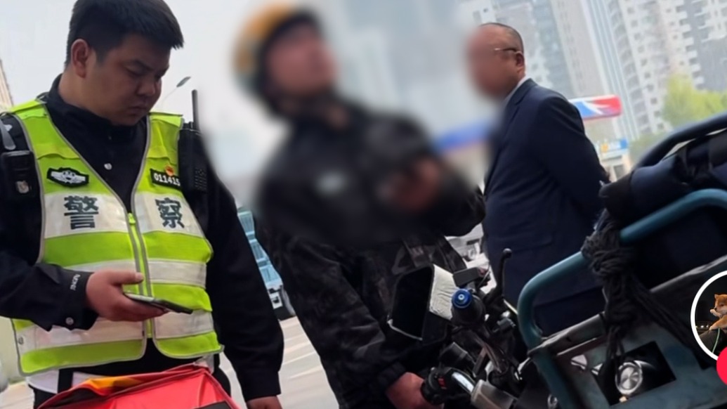 石家庄一外卖小哥骑车挂倒老人情绪激动，交警代付200元解围