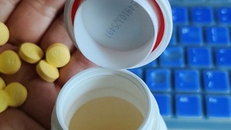 男子酒后吞服150片藥胃里結(jié)成“毒團(tuán)”，醫(yī)生反復(fù)洗胃救回