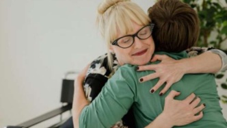 “抱抱療法”聲稱緩解抑郁焦慮，真的是情緒“解藥”嗎？