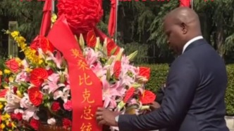 莫桑比克總統(tǒng)到訪湖南韶山，向毛澤東同志銅像敬獻(xiàn)花籃