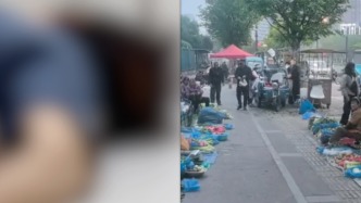 老太太占道賣菜城管前往執(zhí)法時(shí)倒地身亡，街道：老太太有先天性疾病