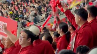 “蘇超”淮安主場迎戰(zhàn)揚州，淮安隊鐵桿球迷稱場場不落來觀賽