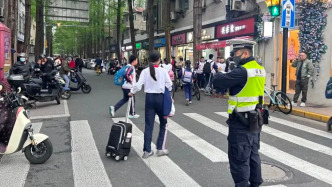 高峰期校园周边交通拥堵，如何守护好上下学出行路？