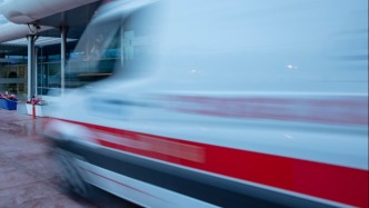 香港青衣發(fā)生交通事故，至少10人受傷