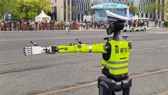 北京首個交警機器人亮相街頭，參與指揮半程馬拉松比賽
