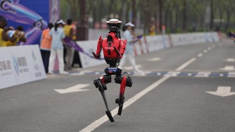 經(jīng)緯度：從“養(yǎng)生跑”到破人類紀(jì)錄，中國(guó)機(jī)器人成了！