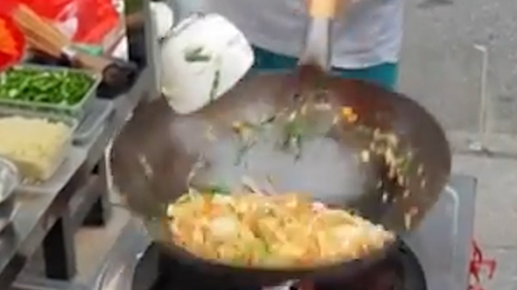 五年級男孩架鍋炒粉想給父母分憂，校長帶師生到小攤支持 