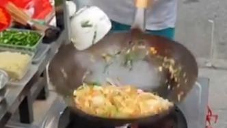 五年級(jí)男孩架鍋炒粉想給父母分憂，校長(zhǎng)帶師生到小攤支持 