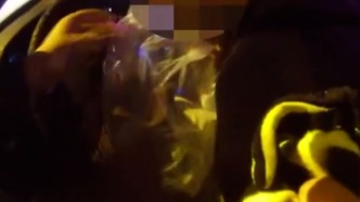 司機(jī)駕駛途中突發(fā)呼吸性堿中毒，交警趕來巧用塑料袋施救