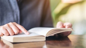 我國成年國民年人均閱讀量8.39本，人均每天接觸手機超109分鐘