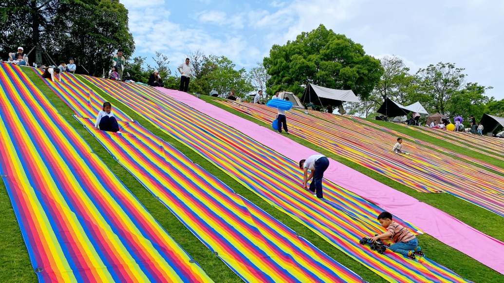 草皮受损、垃圾激增，网红滑草坡如何优化管理？