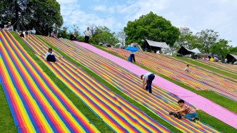 草皮受损、垃圾激增，网红滑草坡如何优化管理？