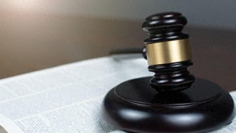 三人饮酒后一人下水救助游泳同伴，双双溺亡，家属起诉另一共饮者
