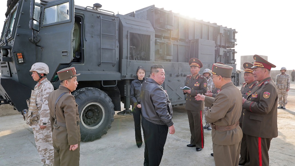 朝鮮試射地對地戰(zhàn)術(shù)彈道導(dǎo)彈，金正恩觀摩試射