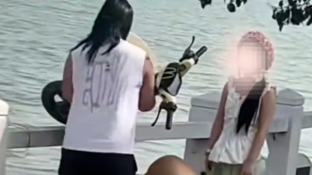 因车辆断电且小程序卡顿，男子将共享电单车扔滇池被行拘7天