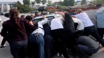 老人被壓車底，路人一聲“吼”，20多人趕來抬車施救