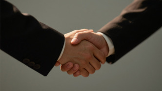 何立峰會見美國奧爾布賴特石橋集團(tuán)高級顧問薄邁倫