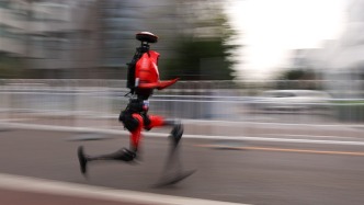 人形機(jī)器人馬拉松是作秀、純屬泡沫？央媒：這是關(guān)于未來(lái)的“熱身”